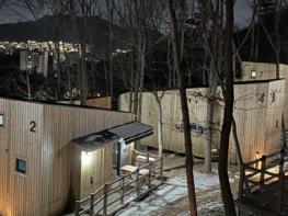 의왕 바라산자연휴양림, ‘도심 속 힐링 캠프’ 숲속의집‧야영데크 3월 9일 신규 개장 기사 이미지