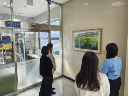 진천군립도서관, 김준권 작가 목판화 '보리밭' 전시 기사 이미지