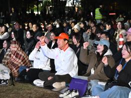 오세훈 시장, 2026 서울스프링페스티벌 첫날(10일) 한강 드론라이트쇼 관람 기사 이미지