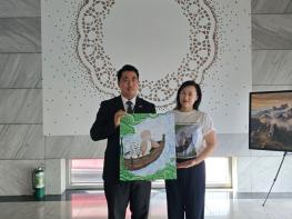 김희경 작가, ‘발랑가이’ 그림으로 한-필 우호 잇다… 주필리핀 대사관에 기증 기사 이미지