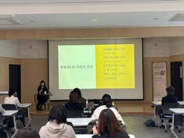 전주시립도서관 꽃심 10월 ‘문화가 있는 날’ ‘편집자K’ 강윤정 편집자 초청 강연 성료 기사 이미지