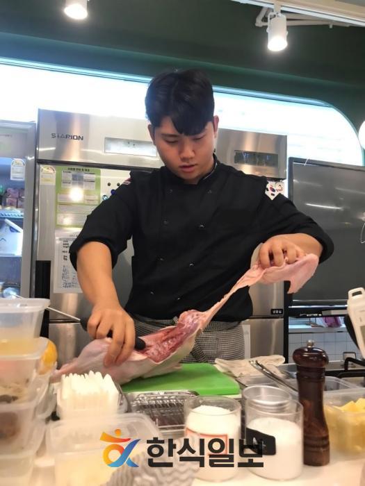  [청년셰프 인터뷰] '함께 나누는 요리'를 향한 도전, 청년 셰프 조성호의 끝없는 열정 기사 이미지