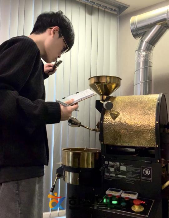 "커피는 기술 너머의 서사"... 20살 심사위원 정제인이 그리는 K-커피의 미래 기사 이미지